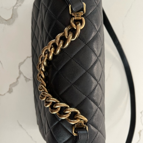 Chanel Large Caviar Flap Bag with Antique Gold Hardware - Picture 9 of 16